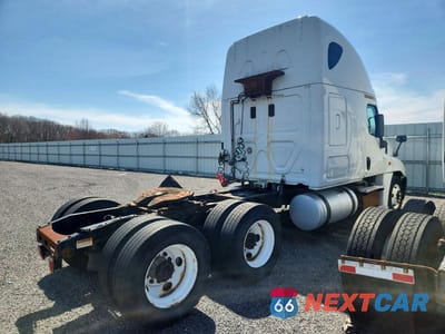 Czwarte zdjęcie samochodu z boku: 2015 FREIGHTLINER CASCADIA 125 SEMI TRUCK VIN:1FUJGLD67FLGJ1338 - miniatura