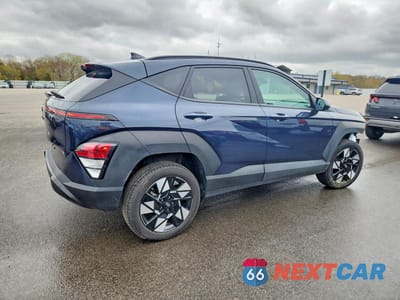 Trzecie zdjęcie samochodu z tyłu: 2025 HYUNDAI KONA SEL VIN:KM8HBCAB8SU275282 - miniatura