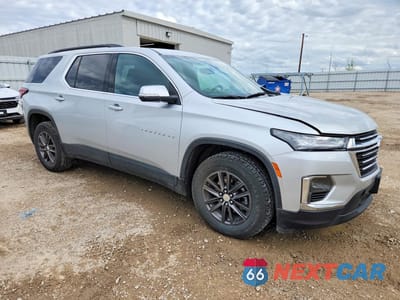 Czwarte zdjęcie samochodu z boku: 2022 CHEVROLET TRAVERSE LT VIN:1GNEVGKW1NJ118665 - miniatura