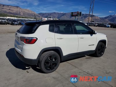 Trzecie zdjęcie samochodu z tyłu: 2020 JEEP COMPASS LATITUDE VIN:3C4NJDBB9LT116510 - miniatura