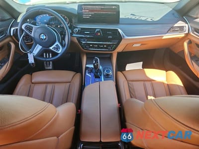 Zdjęcie 8 z 13 samochodu: 2022 BMW M550XI VIN:WBA13BK03NCJ89878 - miniatura