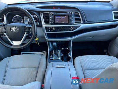 Zdjęcie 9 z 12 samochodu: 2018 TOYOTA HIGHLANDER LE VIN:5TDBZRFH0JS865615 - miniatura