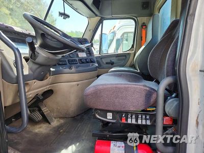 Piąte zdjęcie samochodu w środku: 2016 FREIGHTLINER CASCADIA 125 SEMI TRUCK VIN:1FUBGEDV4GLHC5656 - miniatura