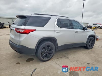 Trzecie zdjęcie samochodu z tyłu: 2021 CHEVROLET TRAVERSE LT VIN:1GNERHKW0MJ240832 - miniatura