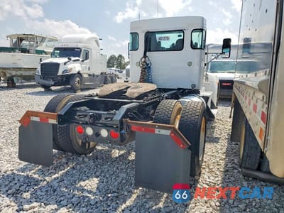 Czwarte zdjęcie samochodu z boku: 2015 KENWORTH T330 SEMI TRUCK VIN:2XKHAJ7X8FM462735 - miniatura