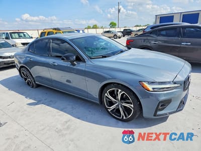 Czwarte zdjęcie samochodu z boku: 2023 VOLVO S60 PLUS VIN:7JRL12FW3PG252068 - miniatura
