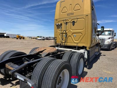 Czwarte zdjęcie samochodu z boku: 2017 FREIGHTLINER CASCADIA TRUCKS SEMI TRUCK VIN:3AKJGLDR7HSHV1147 - miniatura