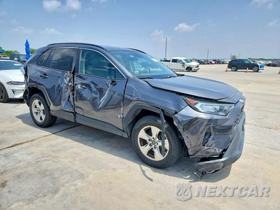 Czwarte zdjęcie samochodu z boku: 2021 TOYOTA RAV4 XLE VIN:2T3W1RFV8MW116899 - miniatura
