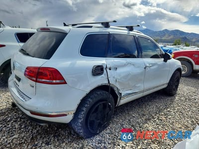 Trzecie zdjęcie samochodu z tyłu: 2015 VOLKSWAGEN TOUAREG V6 TDI VIN:WVGEP9BP0FD002764 - miniatura