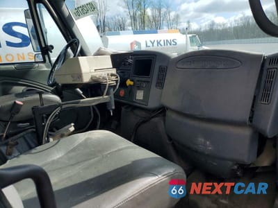 Piąte zdjęcie samochodu w środku: 2004 INTERNATIONAL 4400 FUEL / LUBE TRUCK VIN:1HTMKAAN94H655697 - miniatura