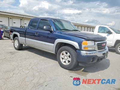 Czwarte zdjęcie samochodu z boku: 2005 GMC NEW SIERRA K1500 VIN:1GTEK19B45E174285 - miniatura