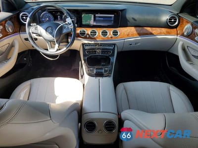 Zdjęcie 8 z 12 samochodu: 2018 MERCEDES-BENZ E 300 4MATIC VIN:WDDZF4KB5JA391854 - miniatura