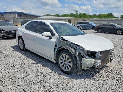 Czwarte zdjęcie samochodu z boku: 2018 TOYOTA CAMRY LE VIN:4T1B11HK6JU557857 - miniatura