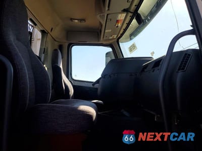 Piąte zdjęcie samochodu w środku: 2020 VOLVO VNR SEMI TRUCK VIN:4V4WC9EH6LN243229 - miniatura