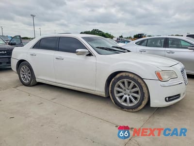 Czwarte zdjęcie samochodu z boku: 2012 CHRYSLER 300 LIMITED VIN:2C3CCACG7CH182125 - miniatura
