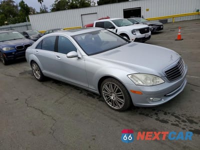Czwarte zdjęcie samochodu z boku: 2009 MERCEDES-BENZ S 550 VIN:WDDNG71X99A279323 - miniatura