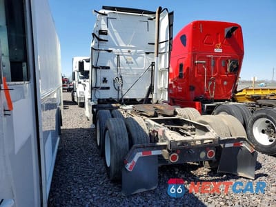 Trzecie zdjęcie samochodu z tyłu: 2013 VOLVO VNL SEMI TRUCK VIN:4V4NC9EG0DN139775 - miniatura