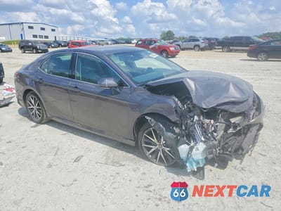 Czwarte zdjęcie samochodu z boku: 2022 TOYOTA CAMRY HYBRID XLE VIN:4T1F31AK3NU586826 - miniatura