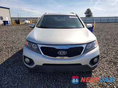 Piąte zdjęcie samochodu w środku: 2013 KIA SORENTO LX VIN:5XYKTDA29DG411842 - miniatura