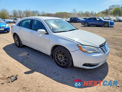 Czwarte zdjęcie samochodu z boku: 2014 CHRYSLER 200 LX VIN:1C3CCBAB6EN212271 - miniatura