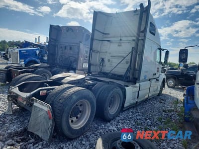 Czwarte zdjęcie samochodu z boku: 2014 VOLVO VNL SEMI TRUCK VIN:4V4NC9EH7EN172296 - miniatura