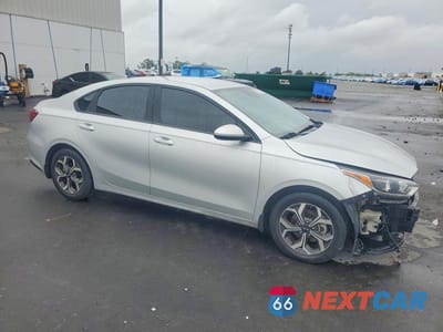 Czwarte zdjęcie samochodu z boku: 2019 KIA FORTE LXS VIN:3KPF24AD2KE045612 - miniatura