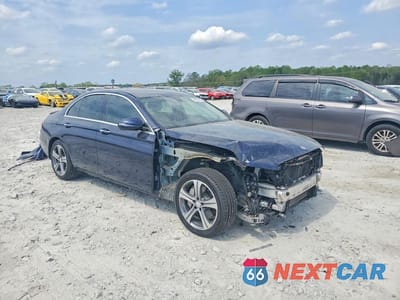 Czwarte zdjęcie samochodu z boku: 2017 MERCEDES-BENZ E 300 4MATIC VIN:WDDZF4KB2HA174613 - miniatura