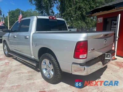 Trzecie zdjęcie samochodu z tyłu: 2018 RAM 1500 SLT VIN:3C6RR7LG3JG203497 - miniatura
