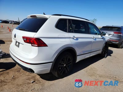 Trzecie zdjęcie samochodu z tyłu: 2022 VOLKSWAGEN TIGUAN SE R-LINE BLACK VIN:3VVCB7AX3NM110283 - miniatura