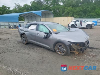 Czwarte zdjęcie samochodu z boku: 2025 KIA K4 LXS VIN:3KPFT4DE8SE221970 - miniatura