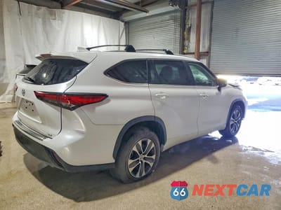 Trzecie zdjęcie samochodu z tyłu: 2023 TOYOTA HIGHLANDER XLE VIN:5TDKDRAHXPS005543 - miniatura