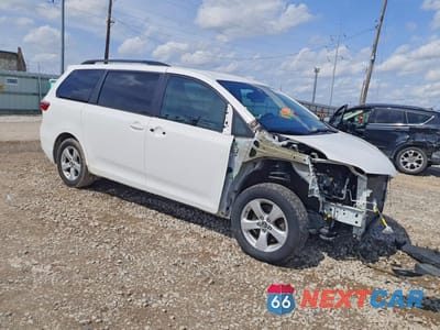 Czwarte zdjęcie samochodu z boku: 2018 TOYOTA SIENNA LE 8-PASSENGER VIN:5TDKZ3DCXJS944178 - miniatura