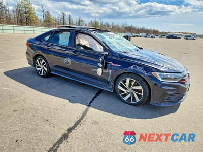 Czwarte zdjęcie samochodu z boku: 2019 VOLKSWAGEN JETTA GLI VIN:3VW6T7BU8KM194221 - miniatura