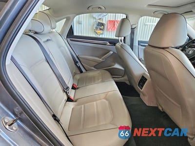 Zdjęcie 10 z 13 samochodu: 2017 VOLKSWAGEN PASSAT SE VIN:1VWGT7A37HC004755 - miniatura