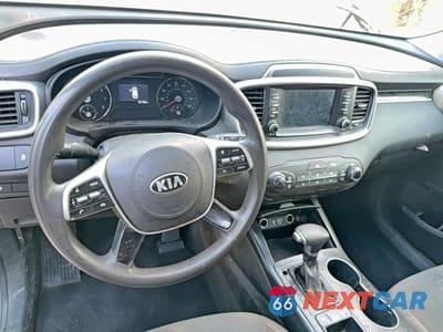 Zdjęcie 9 z 10 samochodu: 2019 KIA SORENTO L VIN:5XYPG4A30KG584522 - miniatura