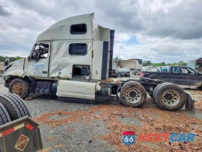 Trzecie zdjęcie samochodu z tyłu: 2025 VOLVO VNL SEMI TRUCK VIN:4V4NC9EH8SN683088 - miniatura