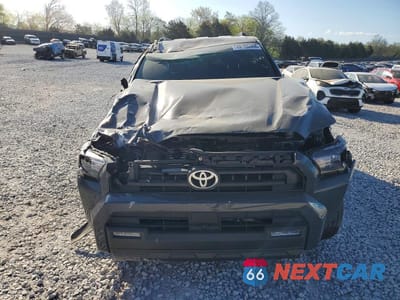 Piąte zdjęcie samochodu w środku: 2025 TOYOTA 4RUNNER SR5 VIN:JTEVA5BRXS5009530 - miniatura