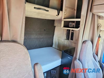 Zdjęcie 6 z 10 samochodu: 2015 VOLVO VNL SEMI TRUCK VIN:4V4NC9EH5FN926054 - miniatura