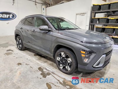 Czwarte zdjęcie samochodu z boku: 2025 HYUNDAI KONA SEL VIN:KM8HB3AB3SU272550 - miniatura