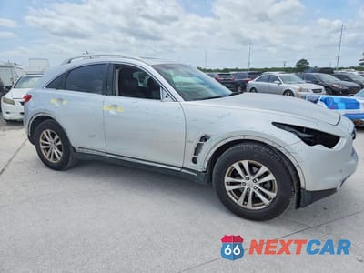 Czwarte zdjęcie samochodu z boku: 2015 INFINITI QX70 BASE VIN:JN8CS1MU1FM381583 - miniatura