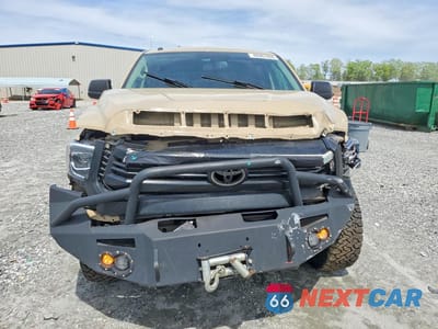 Piąte zdjęcie samochodu w środku: 2017 TOYOTA TUNDRA SR5 VIN:5TFDW5F15HX649180 - miniatura