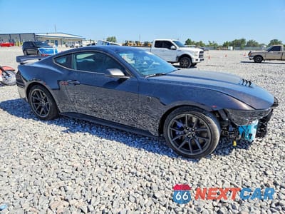 Czwarte zdjęcie samochodu z boku: 2025 FORD MUSTANG DARK HORSE VIN:1FA6P8R03S5504352 - miniatura