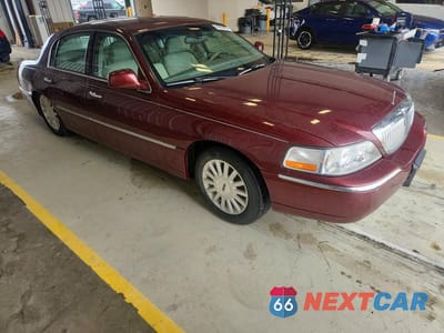 Czwarte zdjęcie samochodu z boku: 2004 LINCOLN TOWN CAR EXECUTIVE VIN:1LNHM81W54Y644024 - miniatura