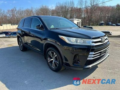 Czwarte zdjęcie samochodu z boku: 2019 TOYOTA HIGHLANDER LE VIN:5TDBZRFH5KS956963 - miniatura