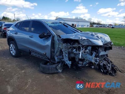 Czwarte zdjęcie samochodu z boku: 2024 CHEVROLET TRAX LS VIN:KL77LFE22RC037076 - miniatura