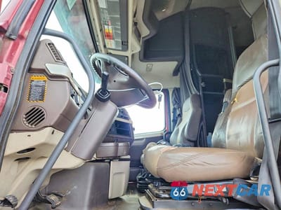 Piąte zdjęcie samochodu w środku: 2015 VOLVO VNL SEMI TRUCK VIN:4V4NC9EJ4FN908552 - miniatura
