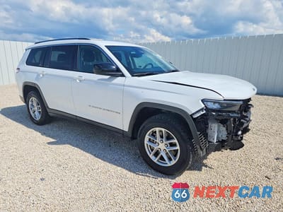 Czwarte zdjęcie samochodu z boku: 2023 JEEP GRAND CHEROKEE L LAREDO VIN:1C4RJJAG7P8867543 - miniatura