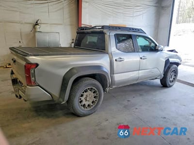 Trzecie zdjęcie samochodu z tyłu: 2025 TOYOTA TACOMA SR5 VIN:3TMLB5JN7SM149987 - miniatura