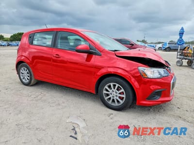 Czwarte zdjęcie samochodu z boku: 2020 CHEVROLET SONIC VIN:1G1JG6SB4L4118513 - miniatura