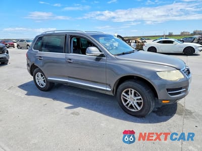Czwarte zdjęcie samochodu z boku: 2010 VOLKSWAGEN TOUAREG V6 VIN:WVGBF7A95AD002040 - miniatura